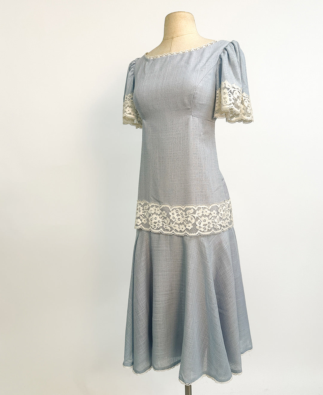 1960s Pale Blue Linen and Lace Dress / Bust 34-36"