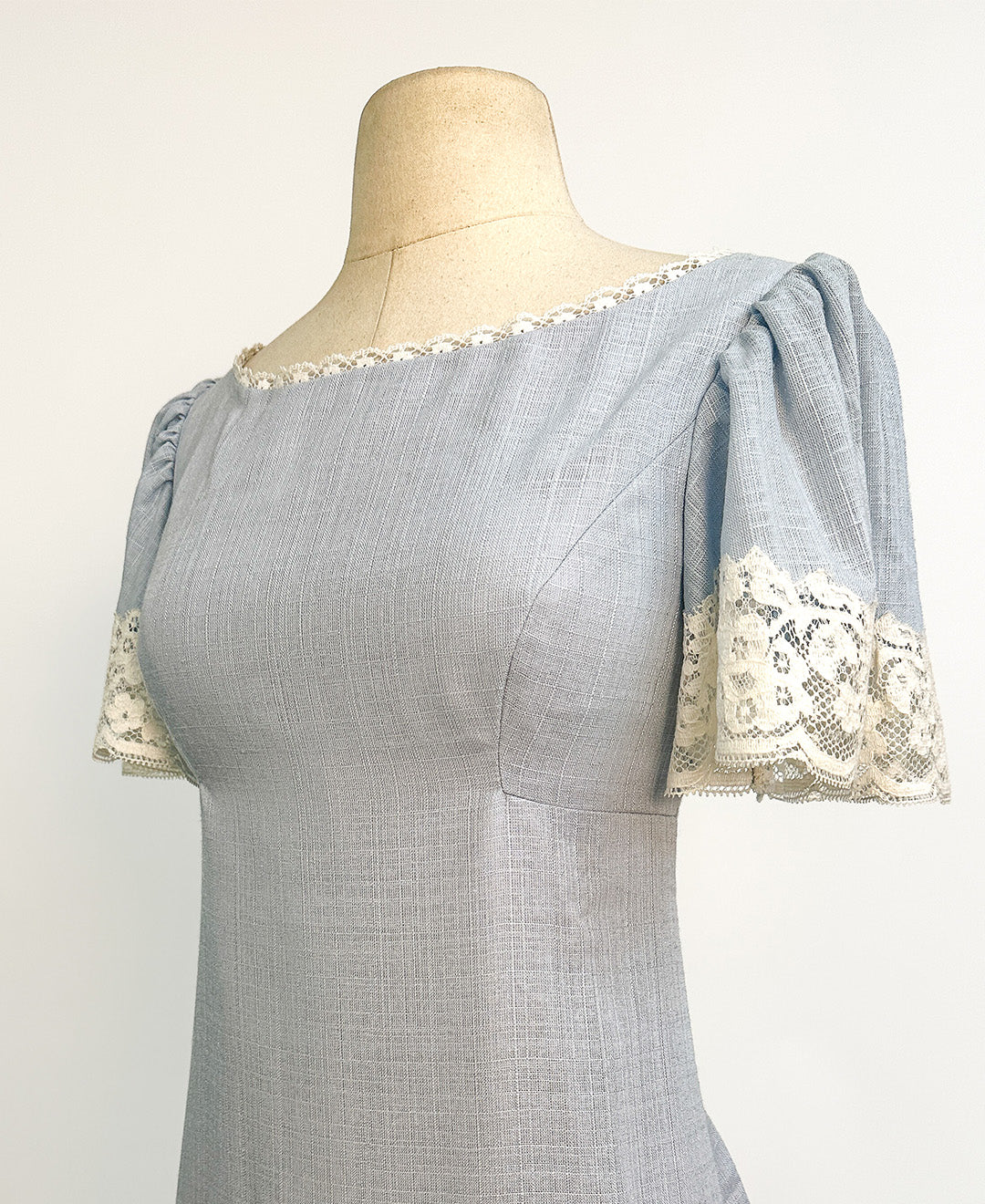1960s Pale Blue Linen and Lace Dress / Bust 34-36"