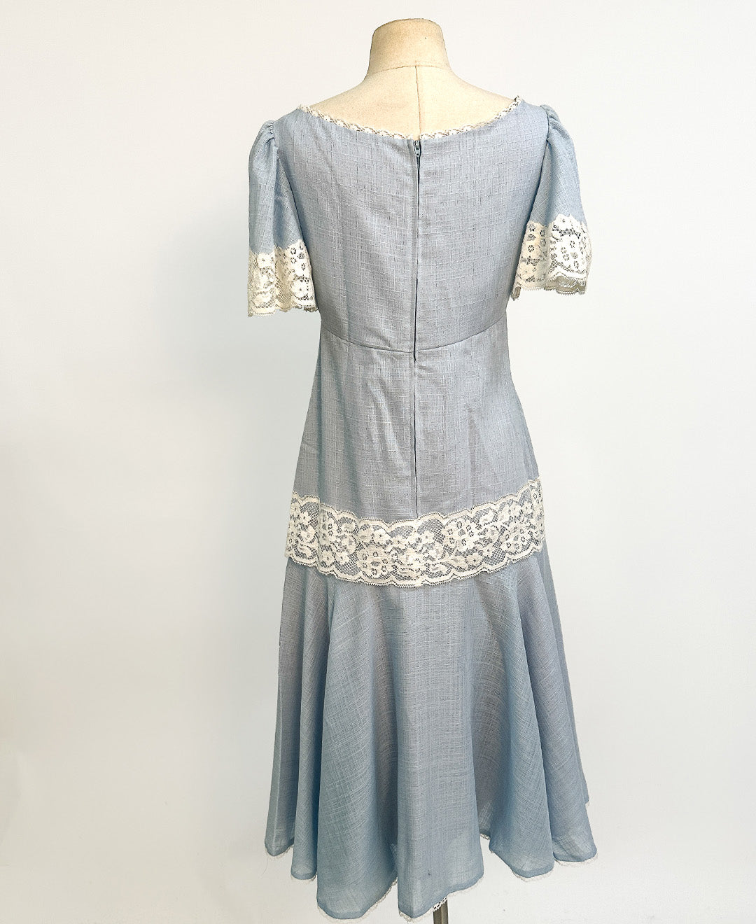1960s Pale Blue Linen and Lace Dress / Bust 34-36"
