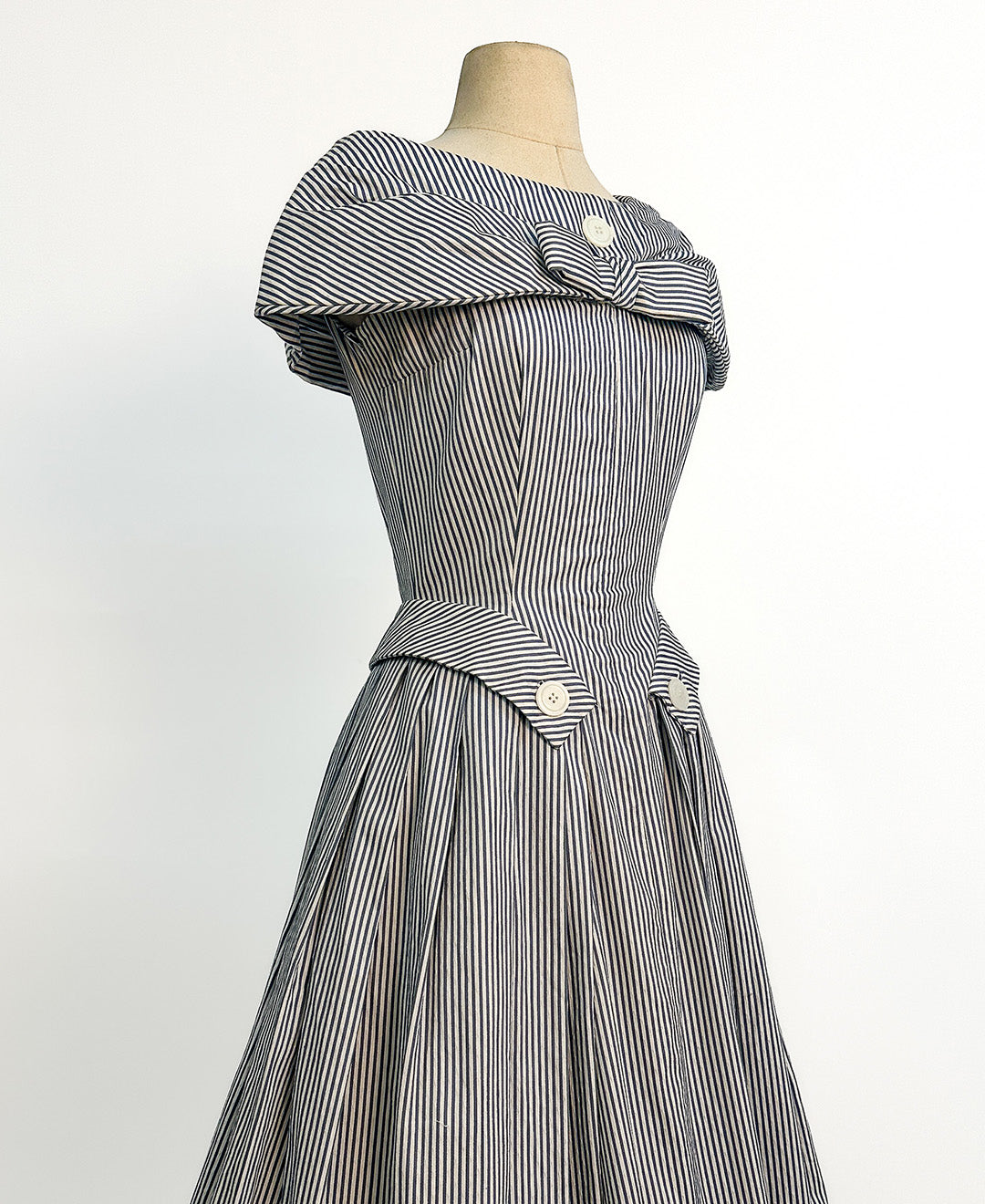 1950s Seersucker Dress by Suzy Perette / Waist 26