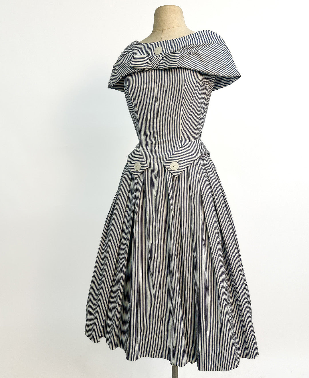 1950s Seersucker Dress by Suzy Perette / Waist 26