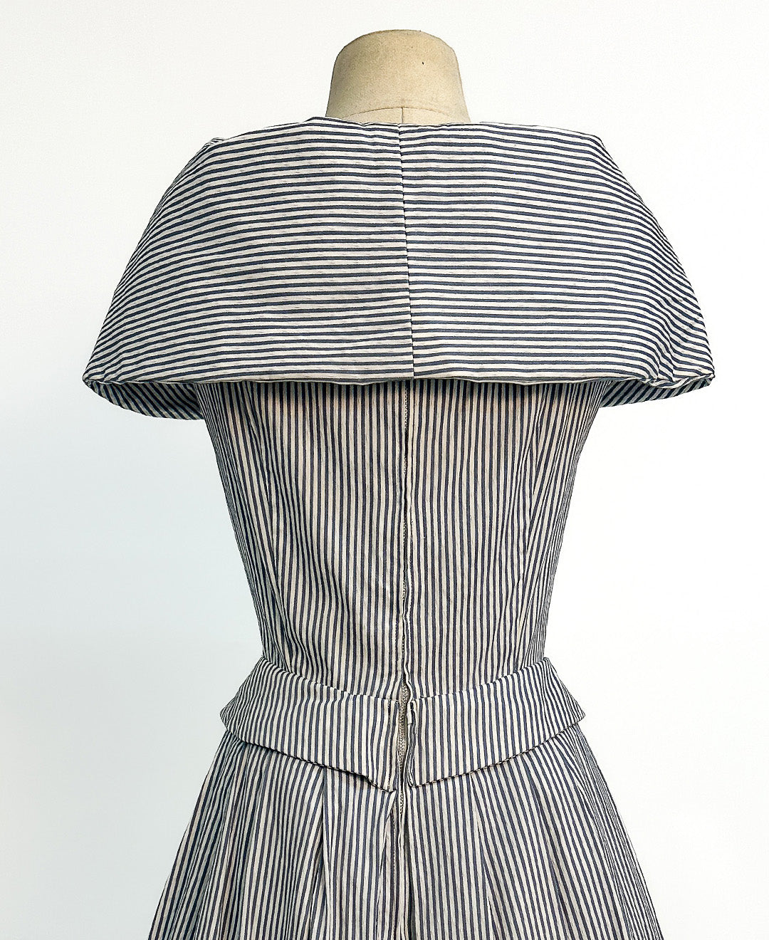 1950s Seersucker Dress by Suzy Perette / Waist 26