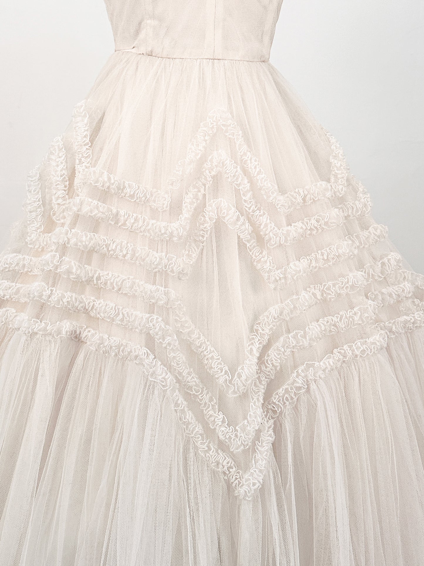 Dreamy 1950s Cloud White Tulle Gown / Waist 25
