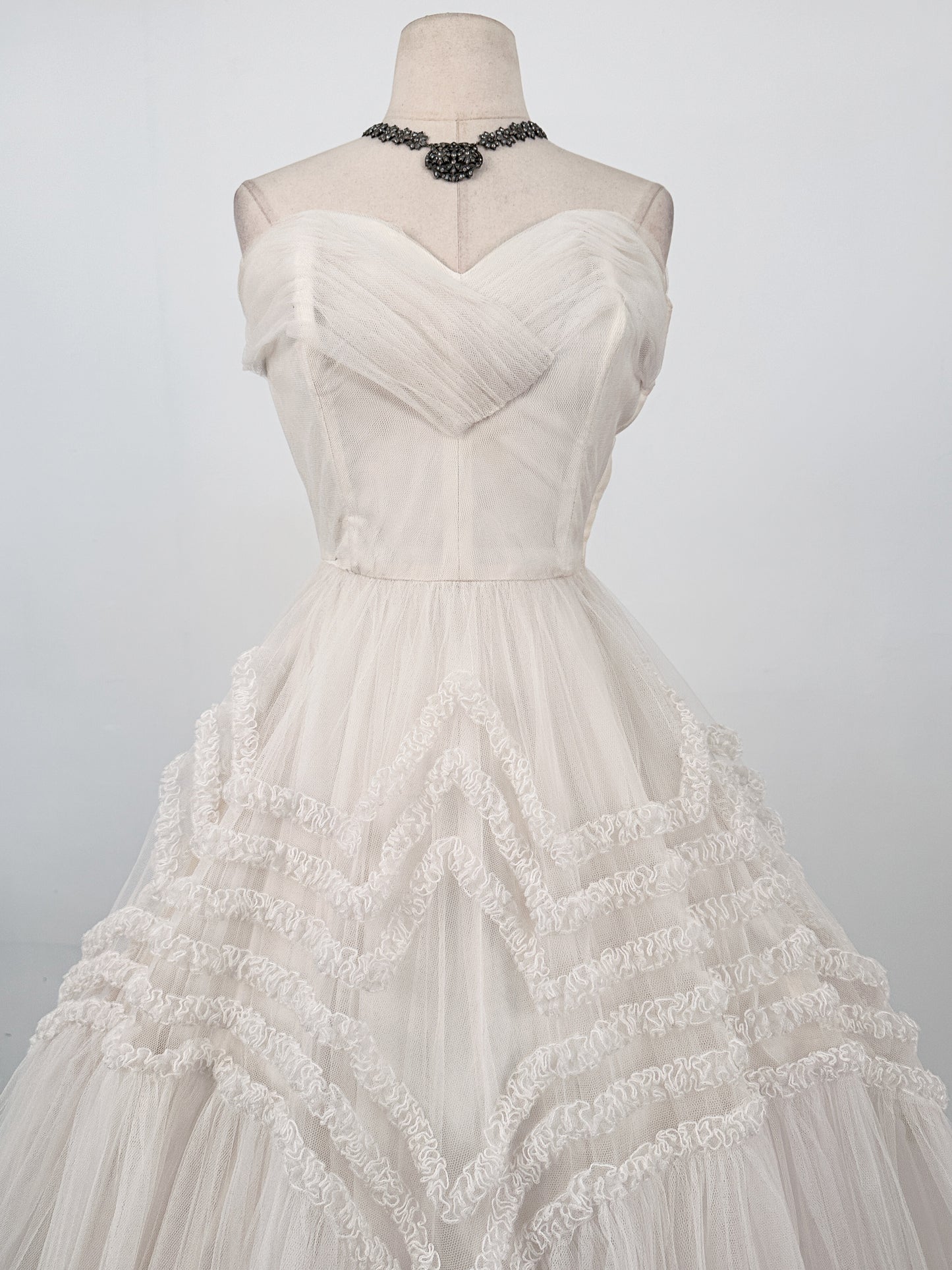 Dreamy 1950s Cloud White Tulle Gown / Waist 25