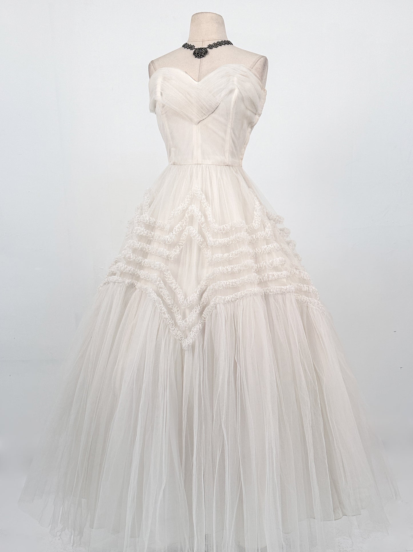 Dreamy 1950s Cloud White Tulle Gown / Waist 25