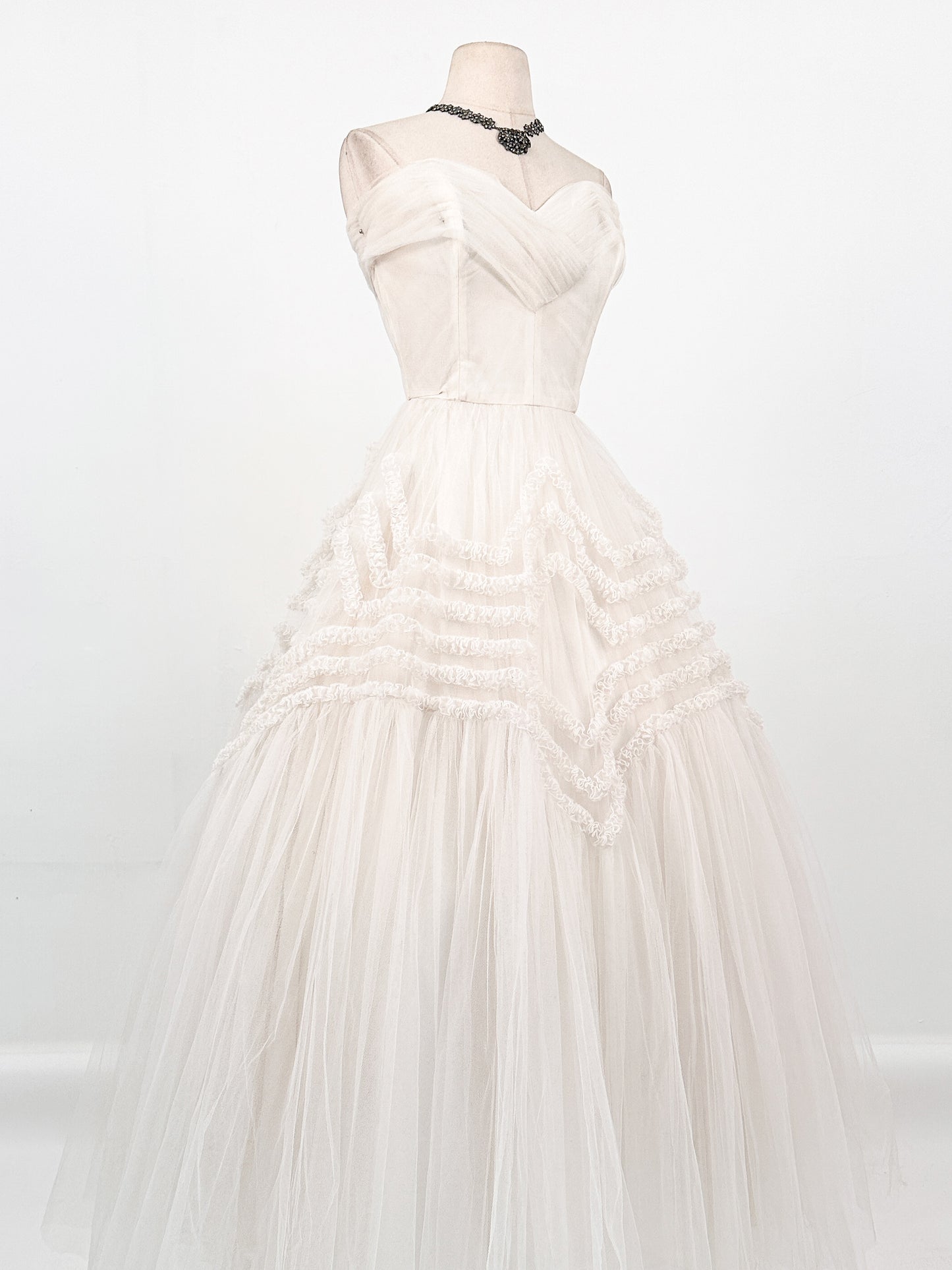 Dreamy 1950s Cloud White Tulle Gown / Waist 25