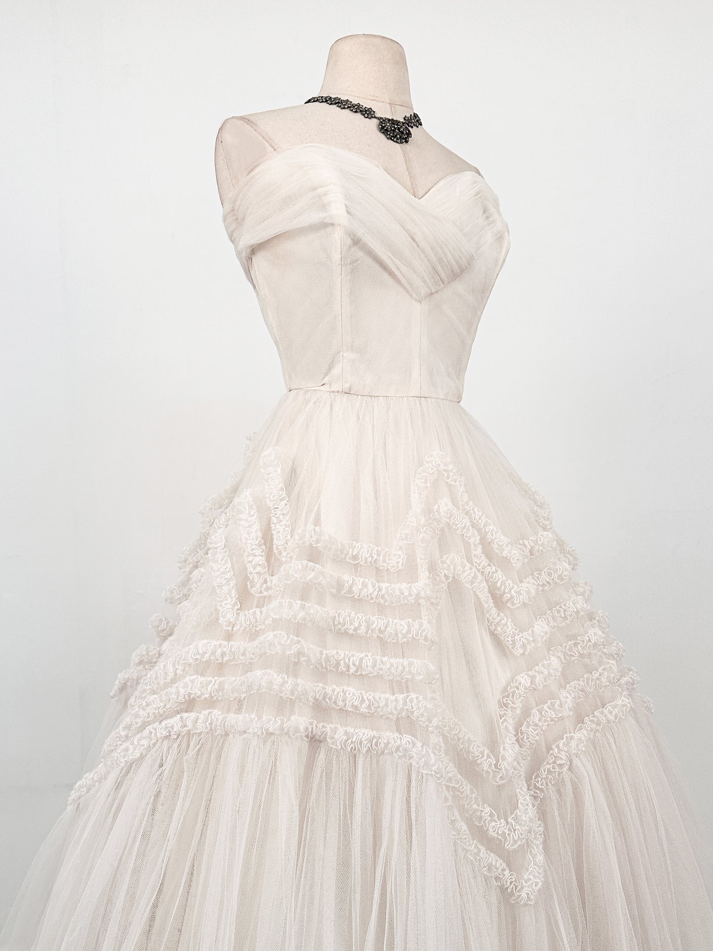 Dreamy 1950s Cloud White Tulle Gown / Waist 25