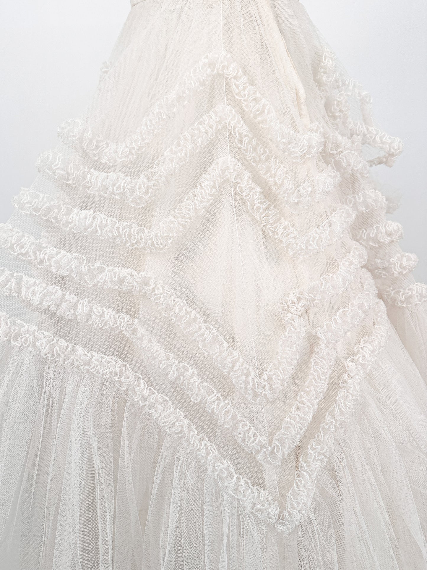 Dreamy 1950s Cloud White Tulle Gown / Waist 25