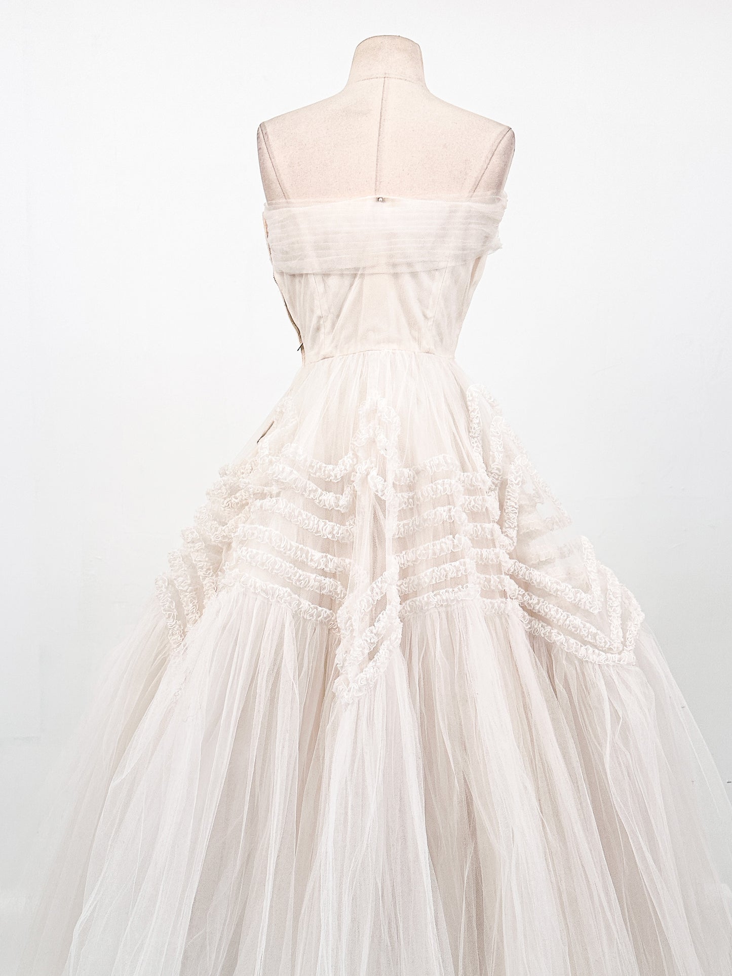 Dreamy 1950s Cloud White Tulle Gown / Waist 25