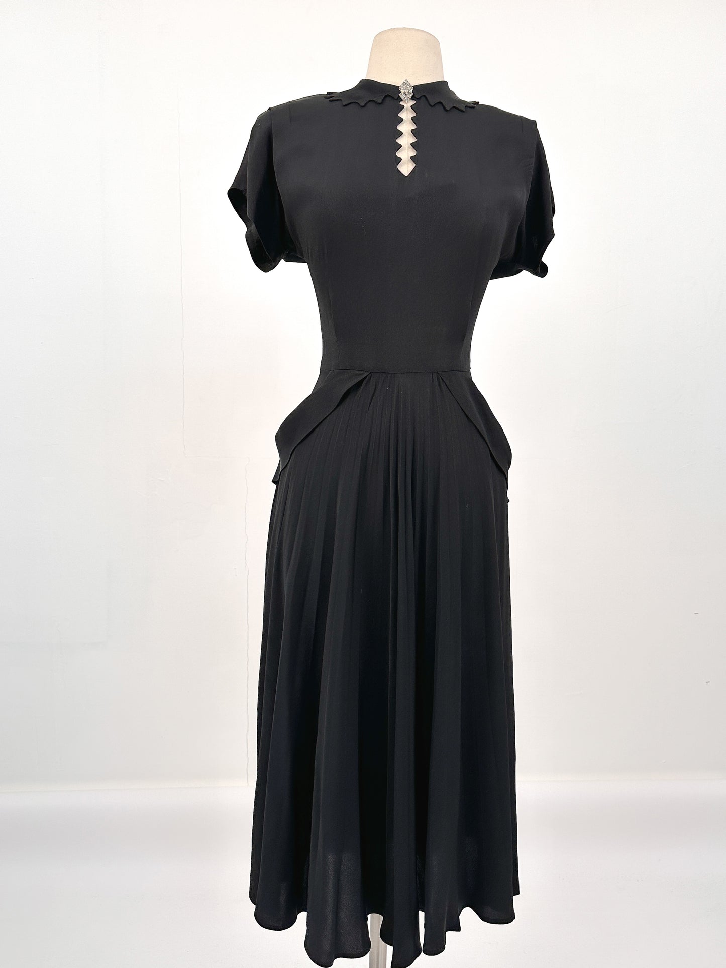 1940s Silky Crepe Rayon with Scalloped Collar and Pleated Skirt / Waist 28