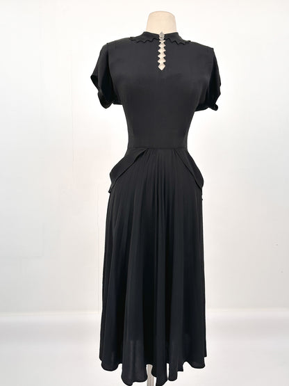 1940s Silky Crepe Rayon with Scalloped Collar and Pleated Skirt / Waist 28