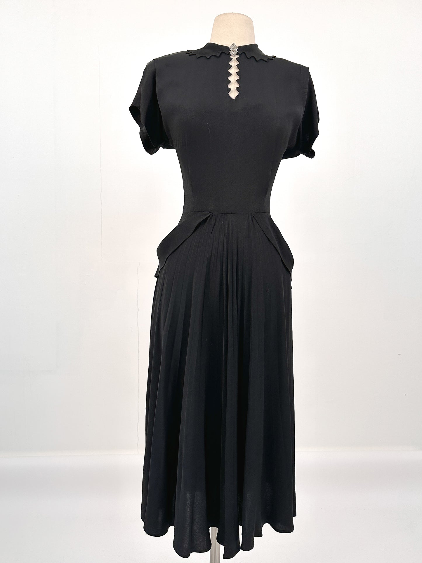 1940s Silky Crepe Rayon with Scalloped Collar and Pleated Skirt / Waist 28