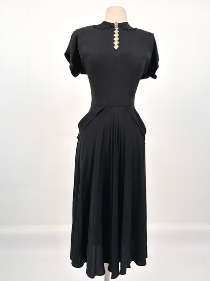1940s Silky Crepe Rayon with Scalloped Collar and Pleated Skirt / Waist 28
