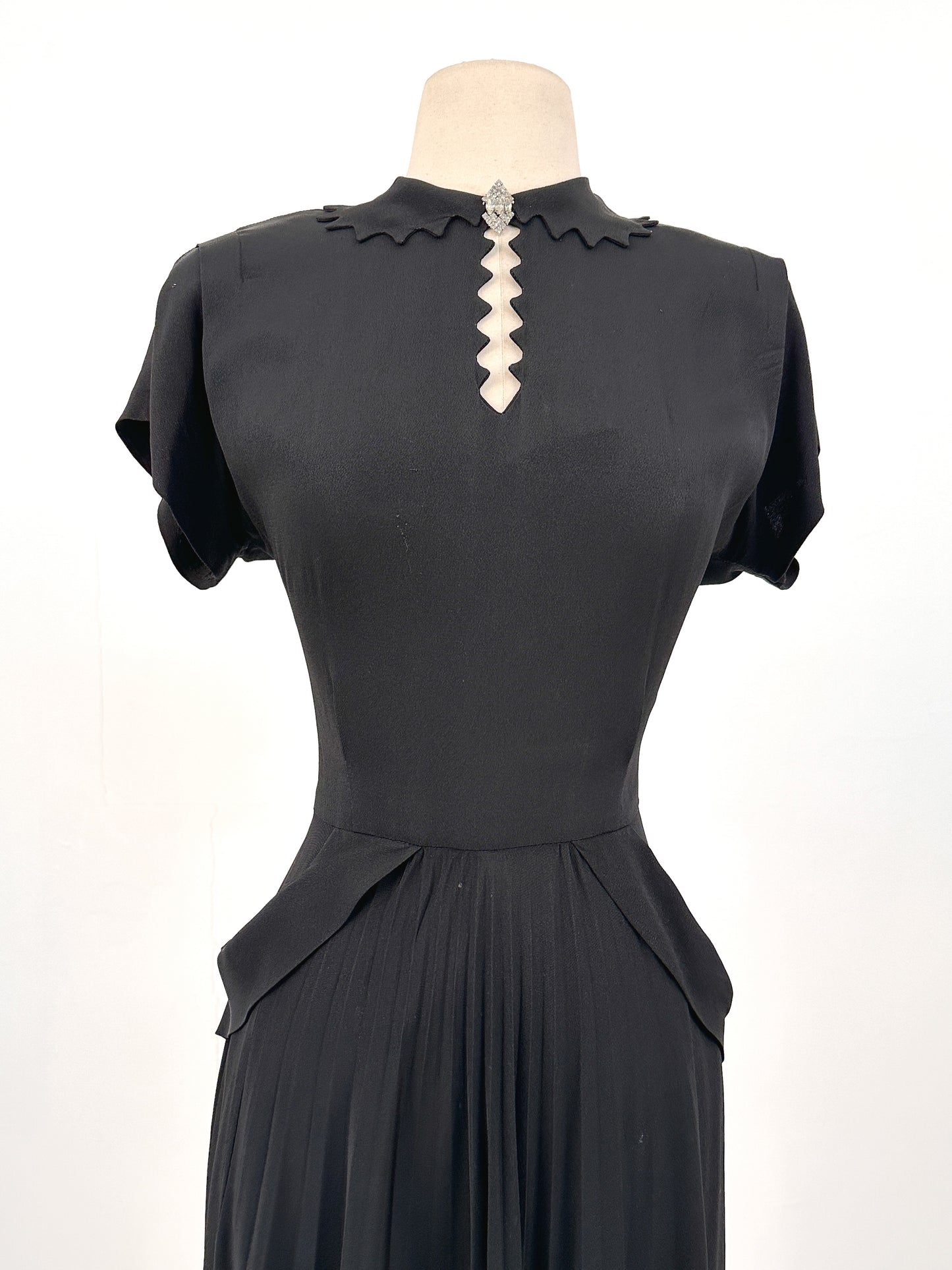 1940s Silky Crepe Rayon with Scalloped Collar and Pleated Skirt / Waist 28