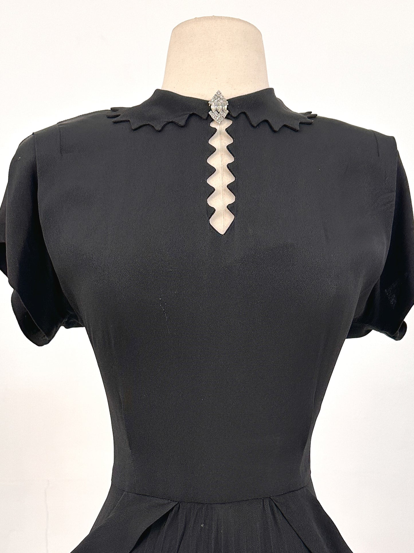 1940s Silky Crepe Rayon with Scalloped Collar and Pleated Skirt / Waist 28