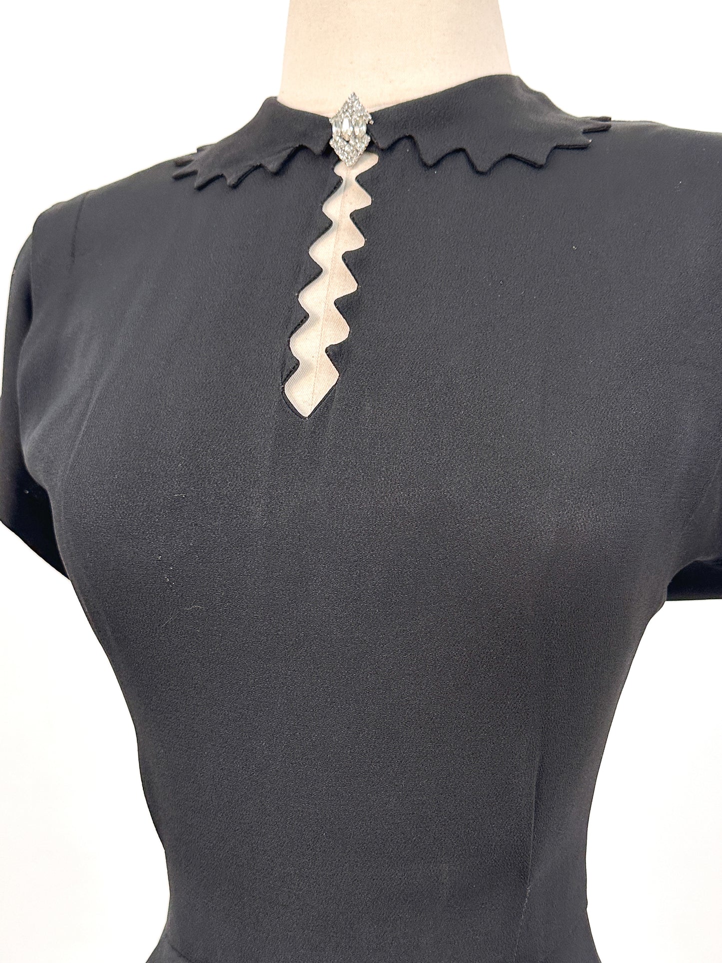 1940s Silky Crepe Rayon with Scalloped Collar and Pleated Skirt / Waist 28