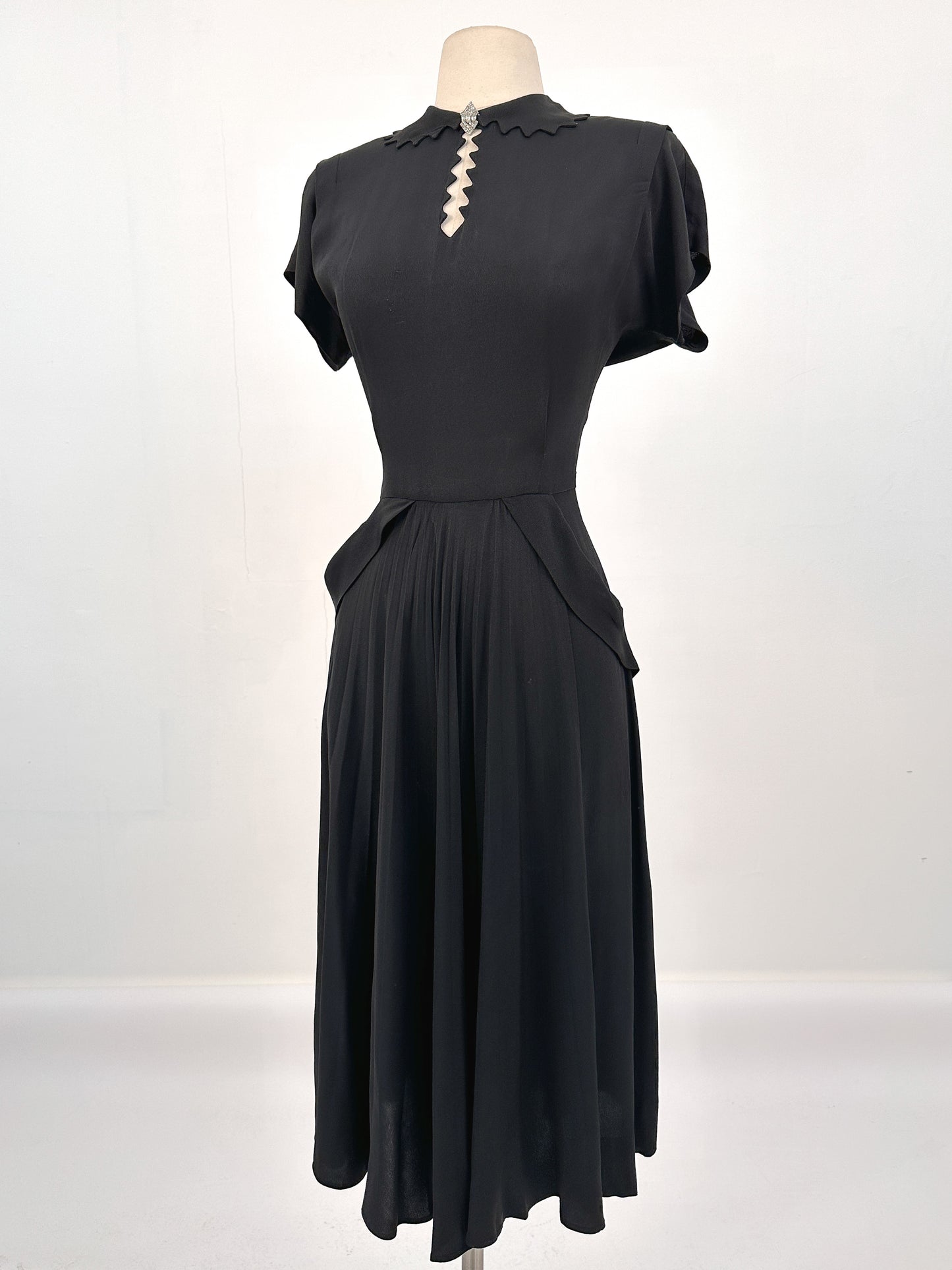 1940s Silky Crepe Rayon with Scalloped Collar and Pleated Skirt / Waist 28