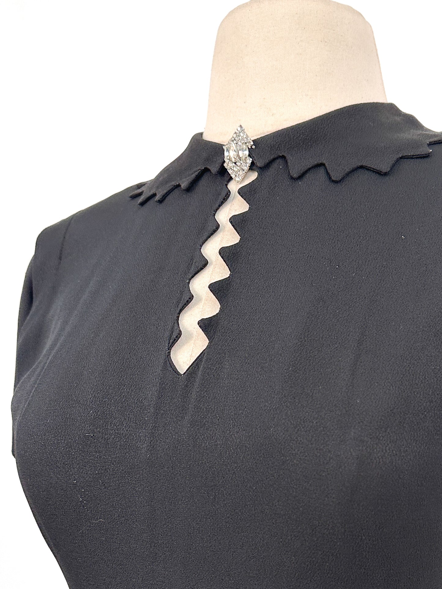 1940s Silky Crepe Rayon with Scalloped Collar and Pleated Skirt / Waist 28
