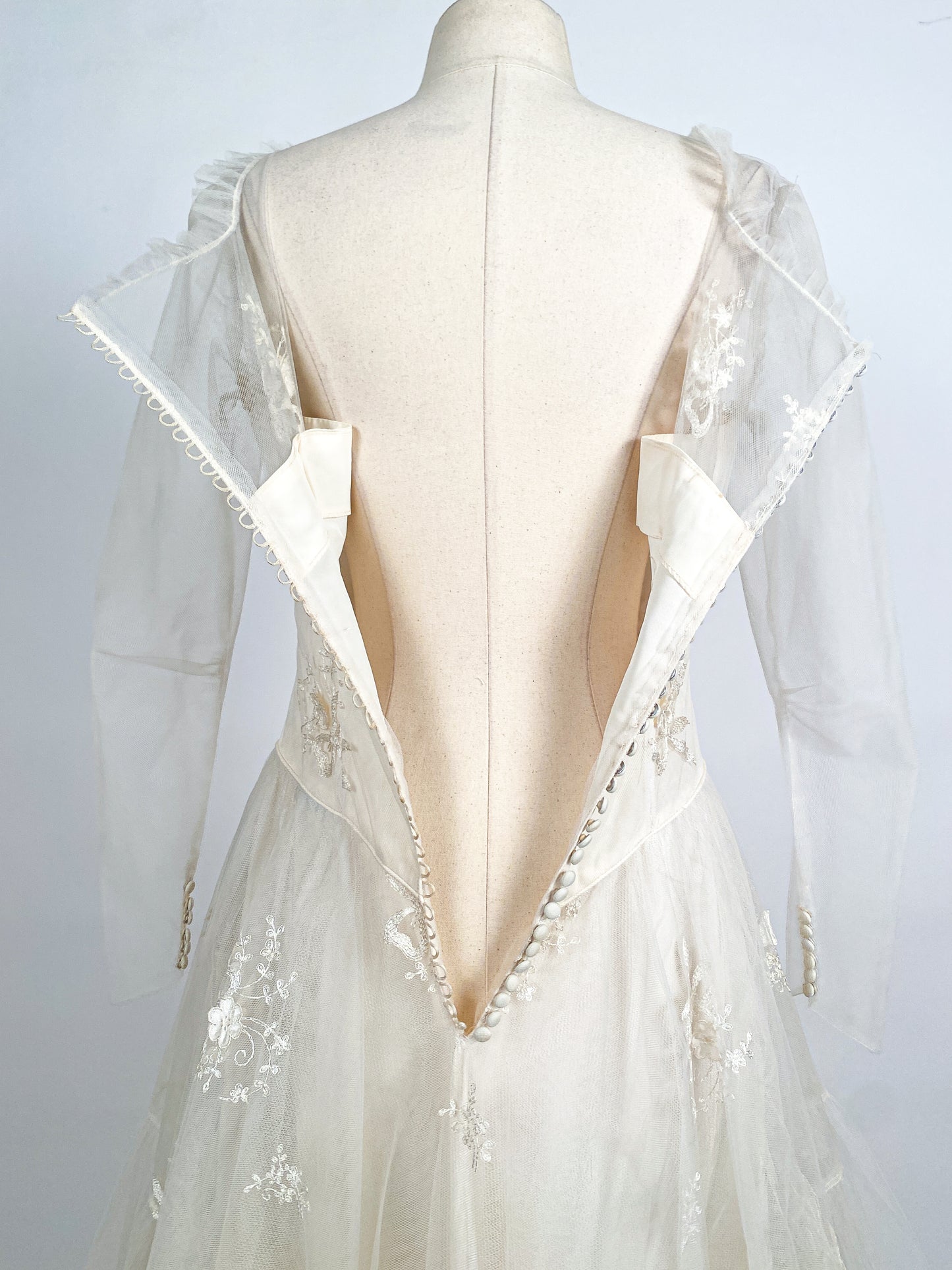 Dreamy 1950s Tulle Wedding Gown with Embroidered Bows and Flowers / Waist 26