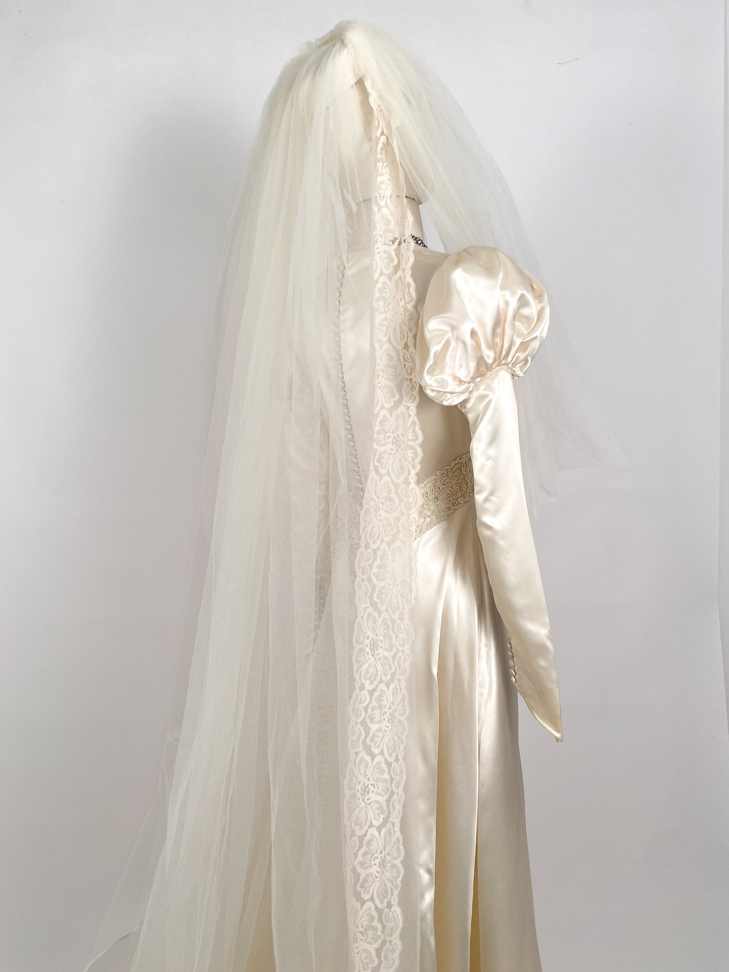 Glamorous 1930-40s Ivory Satin Wedding Gown with Veil / Waist 28