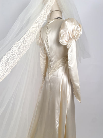 Glamorous 1930-40s Ivory Satin Wedding Gown with Veil / Waist 28