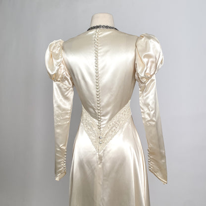 Glamorous 1930-40s Ivory Satin Wedding Gown with Veil / Waist 28