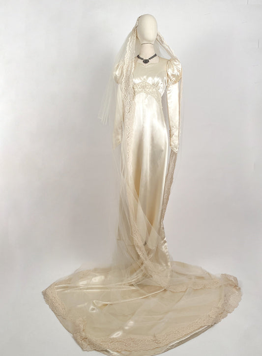 Glamorous 1930-40s Ivory Satin Wedding Gown with Veil / Waist 28