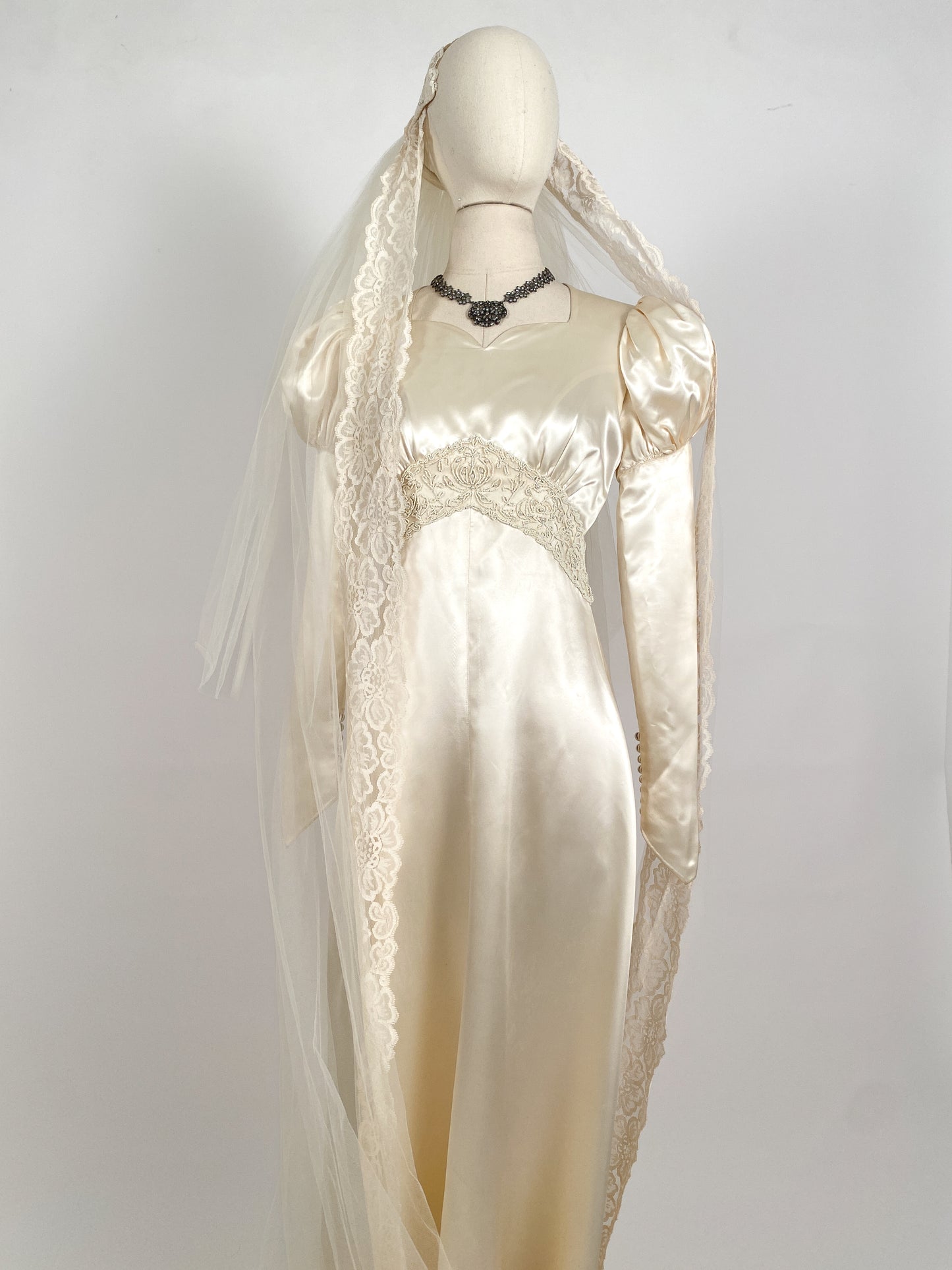 Glamorous 1930-40s Ivory Satin Wedding Gown with Veil / Waist 28