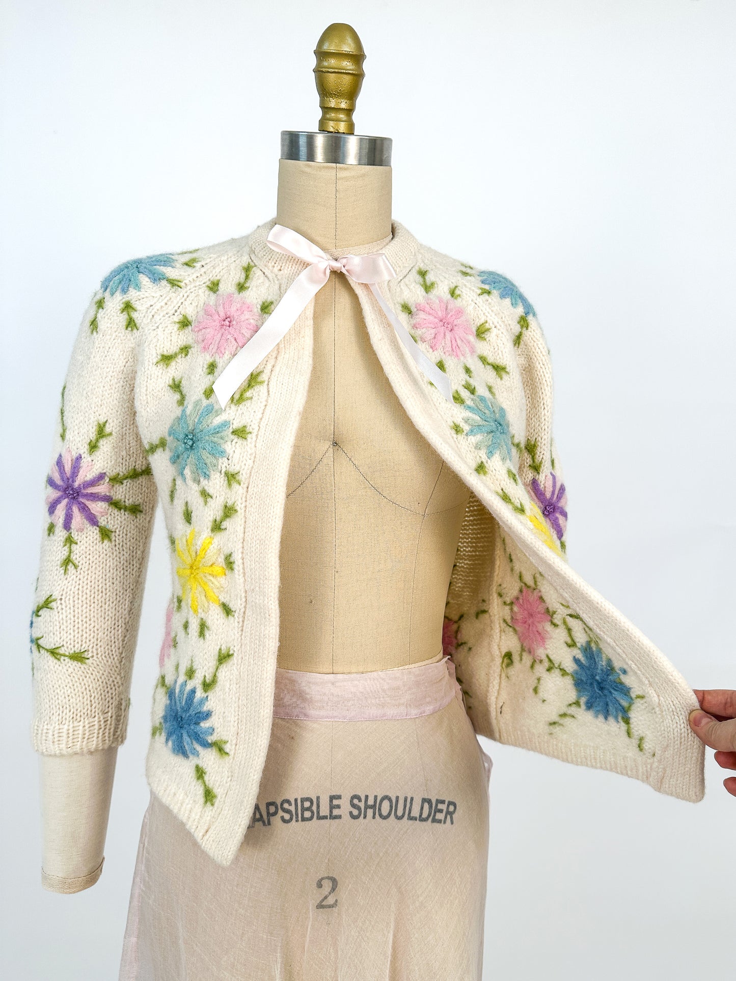 1950s White Wool Cardigan with Embroidered Flowers / Bust 32
