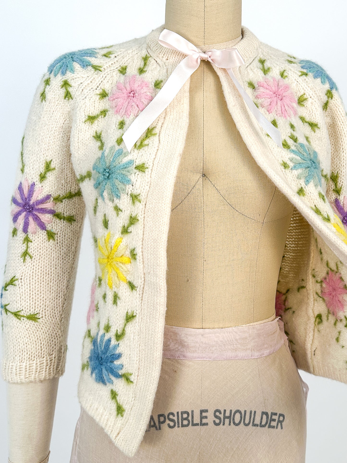 1950s White Wool Cardigan with Embroidered Flowers / Bust 32