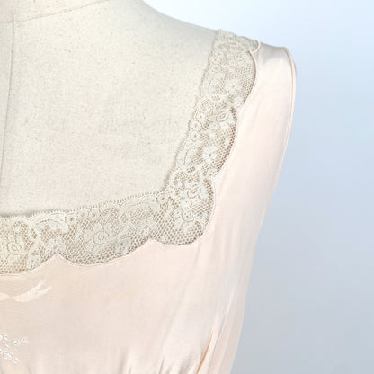 1940s Pale Pink Rayon and Lace Bias Cut Nightgown with Bow Appliqué / Waist 32
