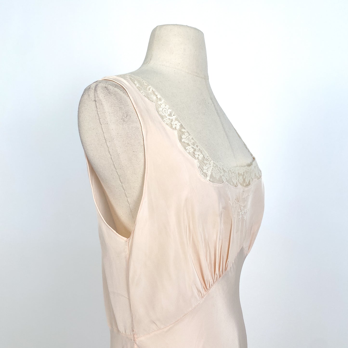 1940s Pale Pink Rayon and Lace Bias Cut Nightgown with Bow Appliqué / Waist 32