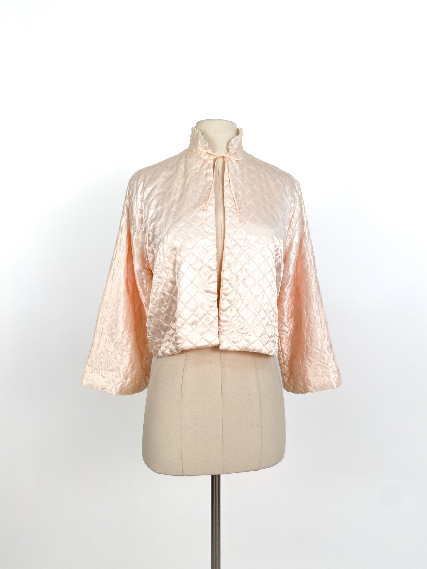 1950s Light Pink Quilted Satin Bed Jacket / Shoulders 16