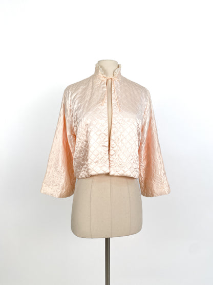 1950s Light Pink Quilted Satin Bed Jacket / Shoulders 16