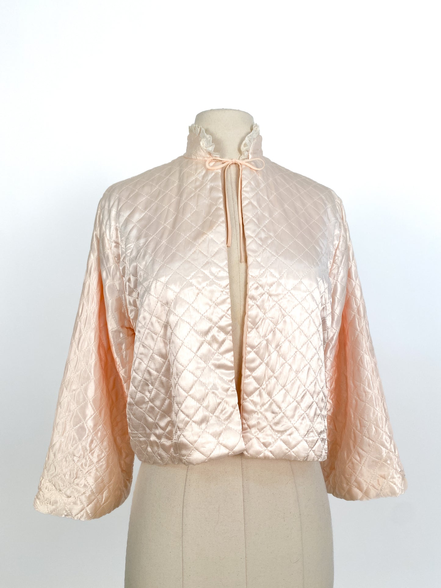 1950s Light Pink Quilted Satin Bed Jacket / Shoulders 16