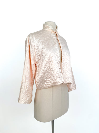 1950s Light Pink Quilted Satin Bed Jacket / Shoulders 16