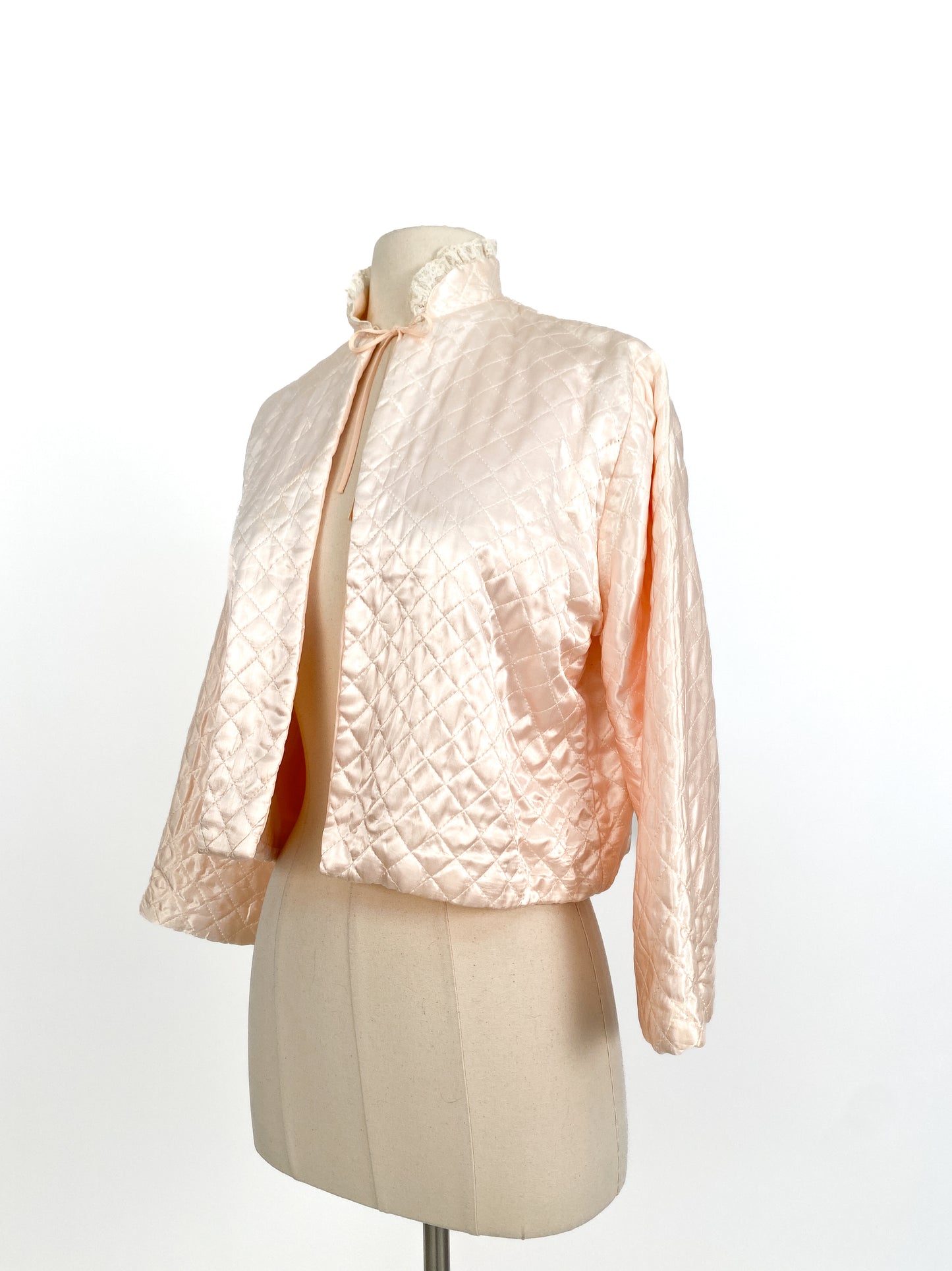 1950s Light Pink Quilted Satin Bed Jacket / Shoulders 16