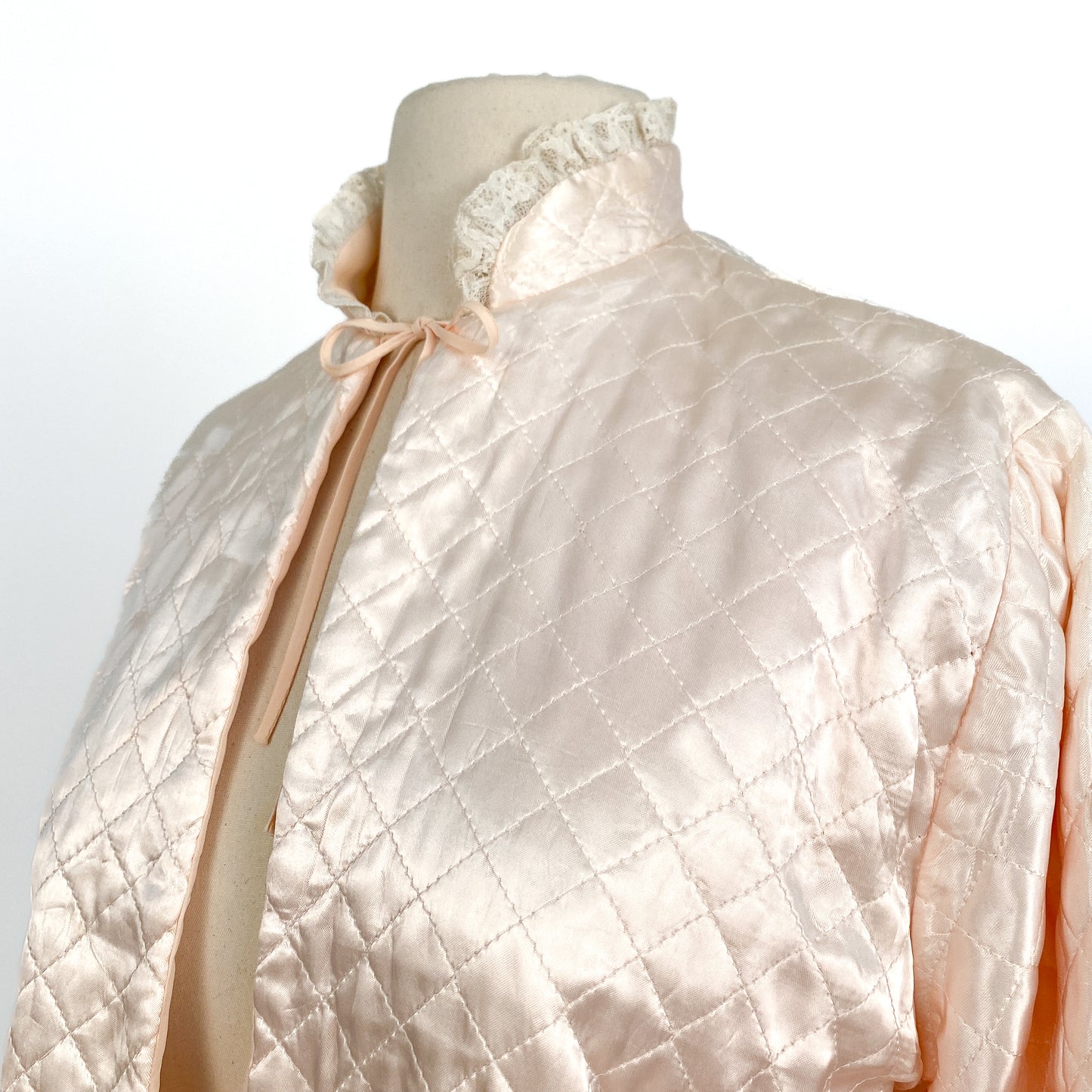 1950s Light Pink Quilted Satin Bed Jacket / Shoulders 16