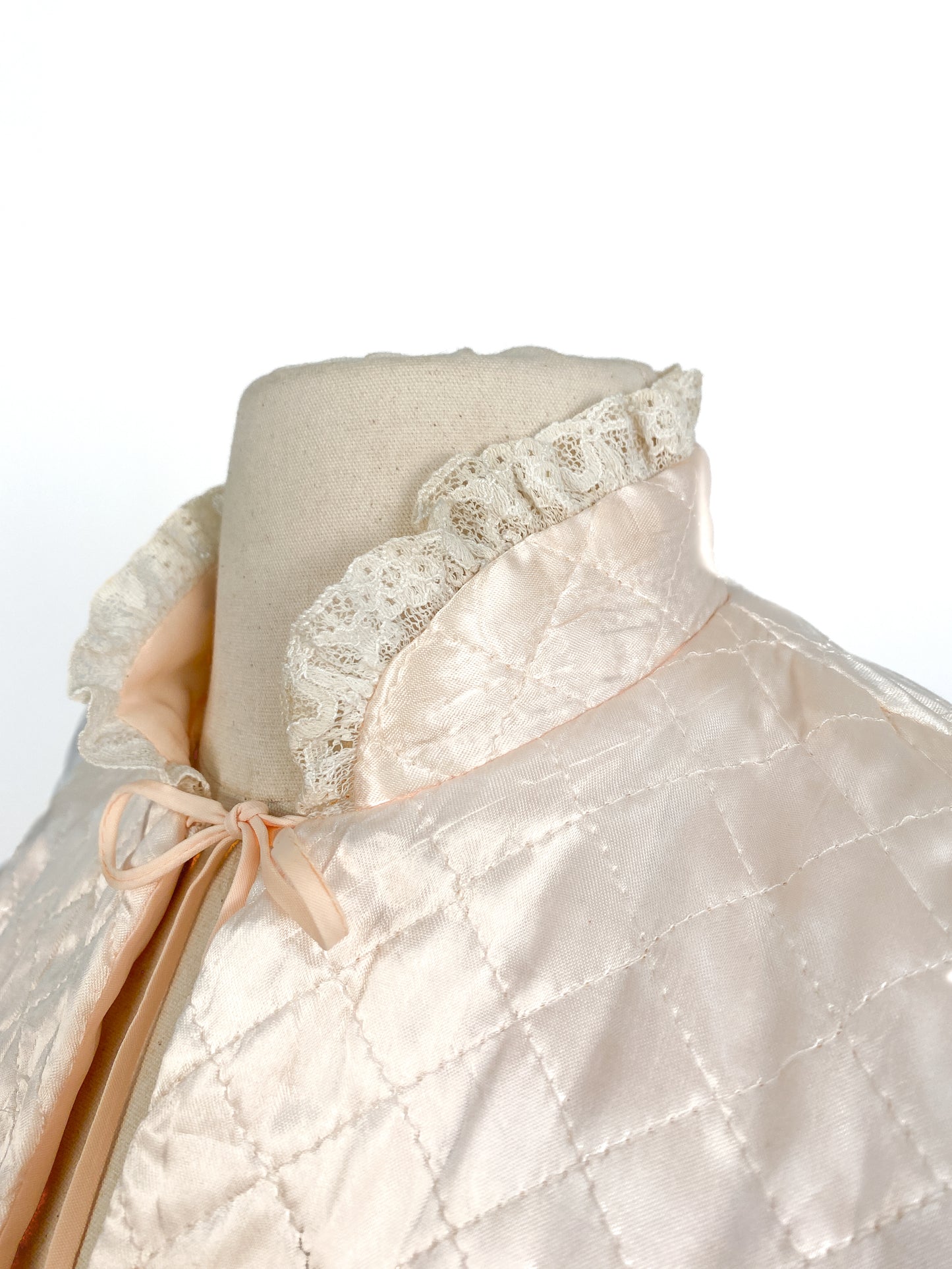 1950s Light Pink Quilted Satin Bed Jacket / Shoulders 16