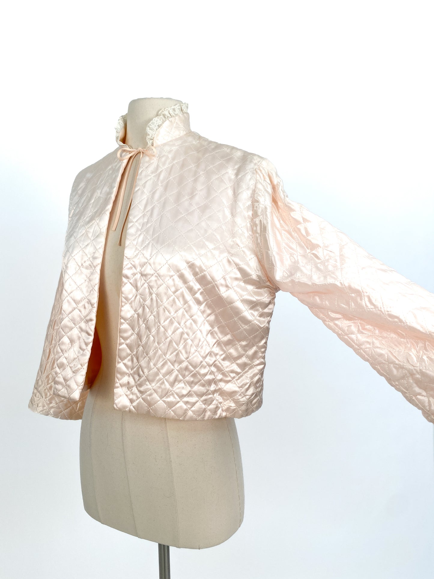 1950s Light Pink Quilted Satin Bed Jacket / Shoulders 16