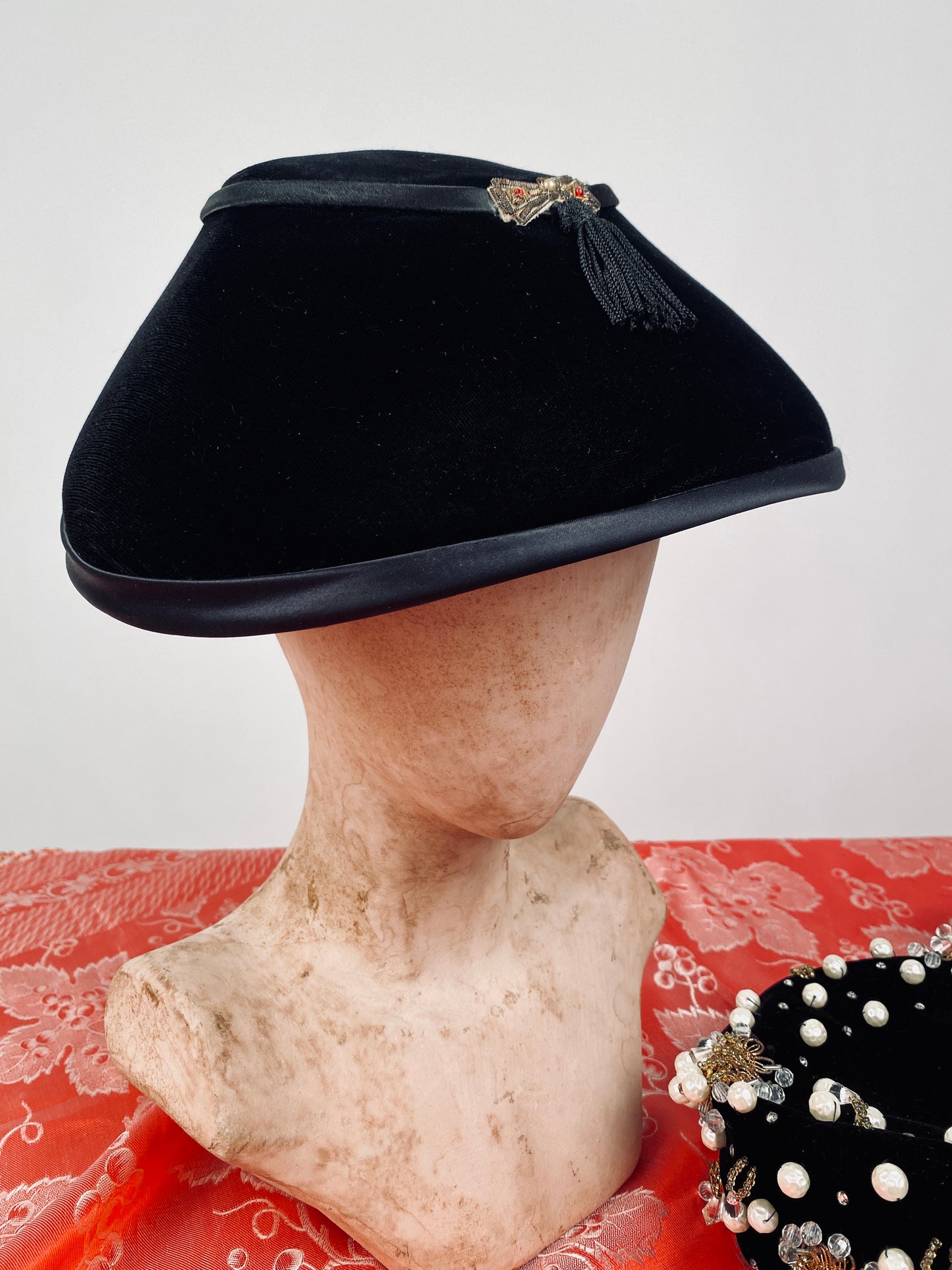 1940-50s Black Velvet Bonnet Hat with Tassel / One Size