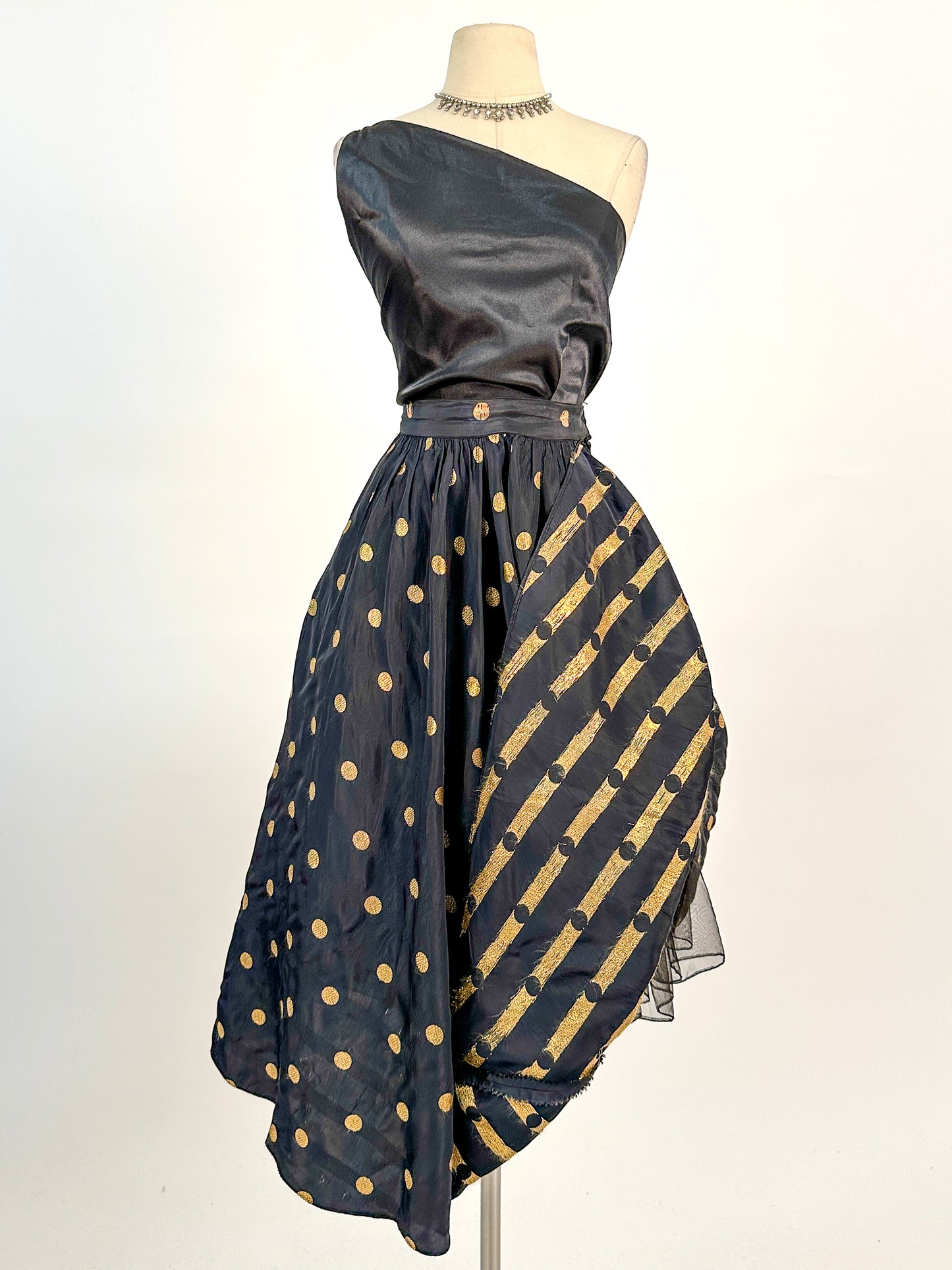 1940-50s Black Jacquard Polka Dot Circle Skirt / Waist 26