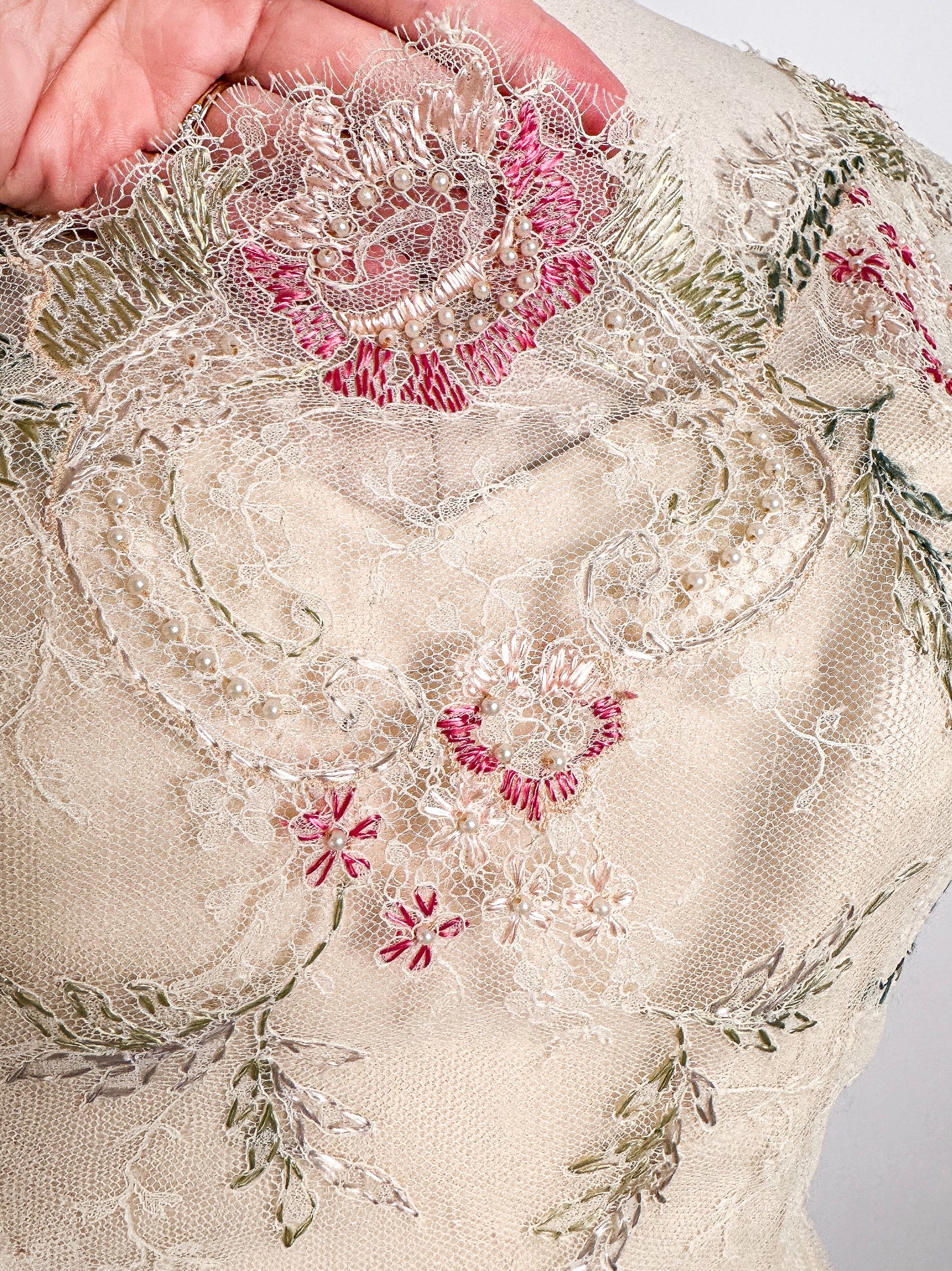 50-60s Embroidered Cream Chantilly Lace Gown / Waist 28