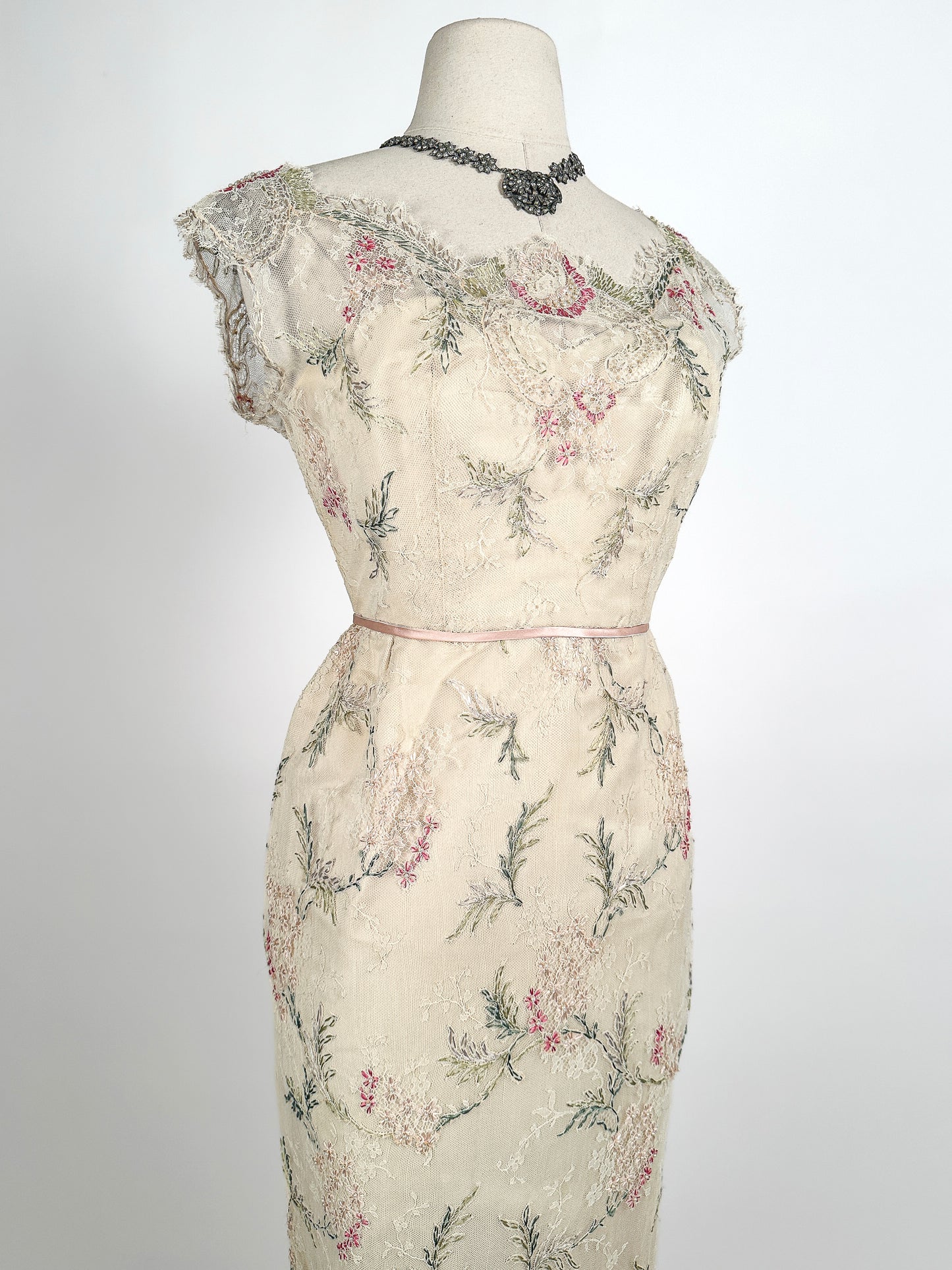 50-60s Embroidered Cream Chantilly Lace Gown / Waist 28