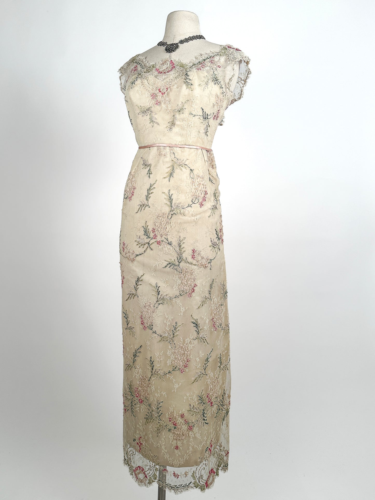 50-60s Embroidered Cream Chantilly Lace Gown / Waist 28