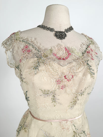 50-60s Embroidered Cream Chantilly Lace Gown / Waist 28