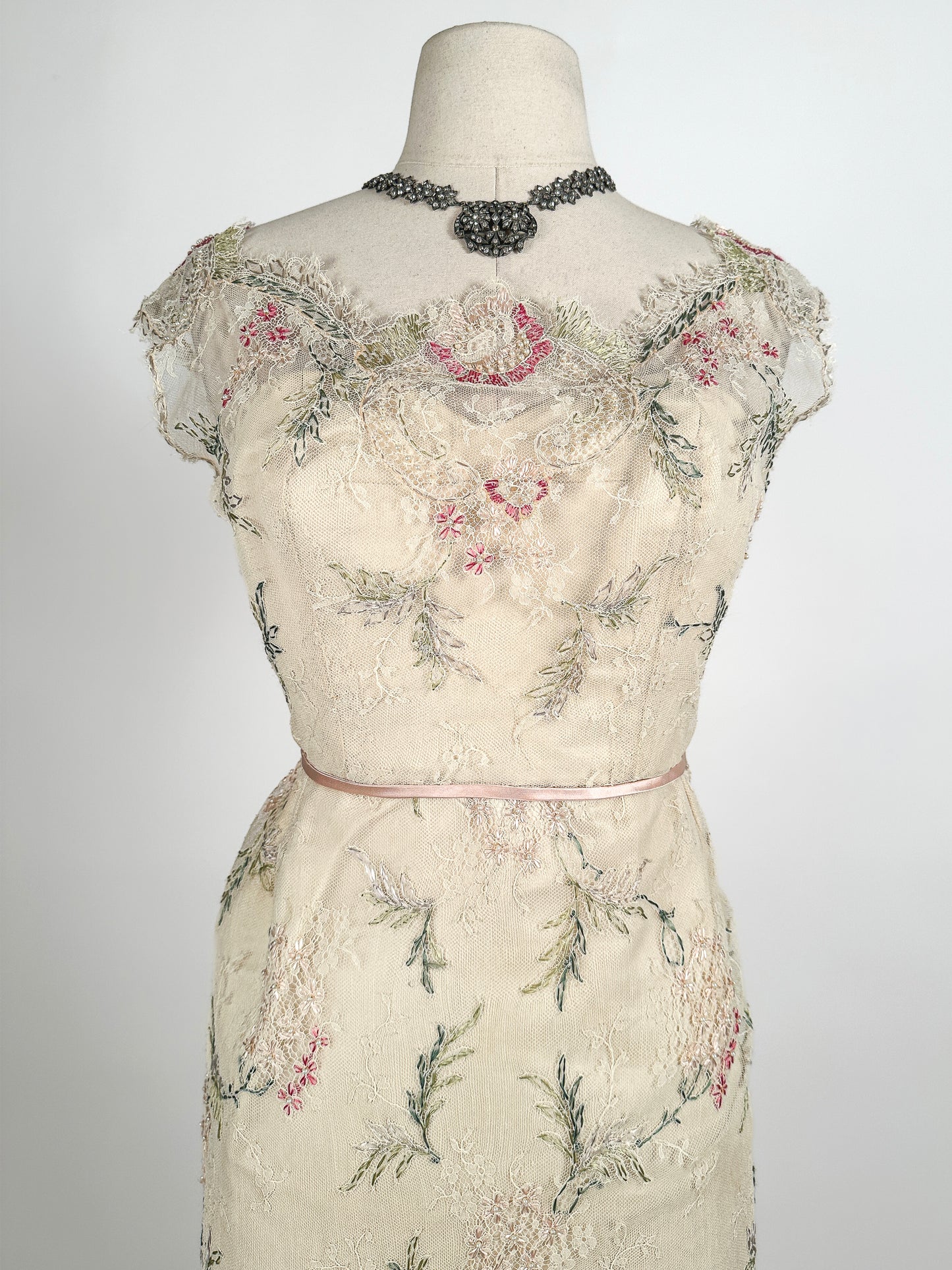 50-60s Embroidered Cream Chantilly Lace Gown / Waist 28