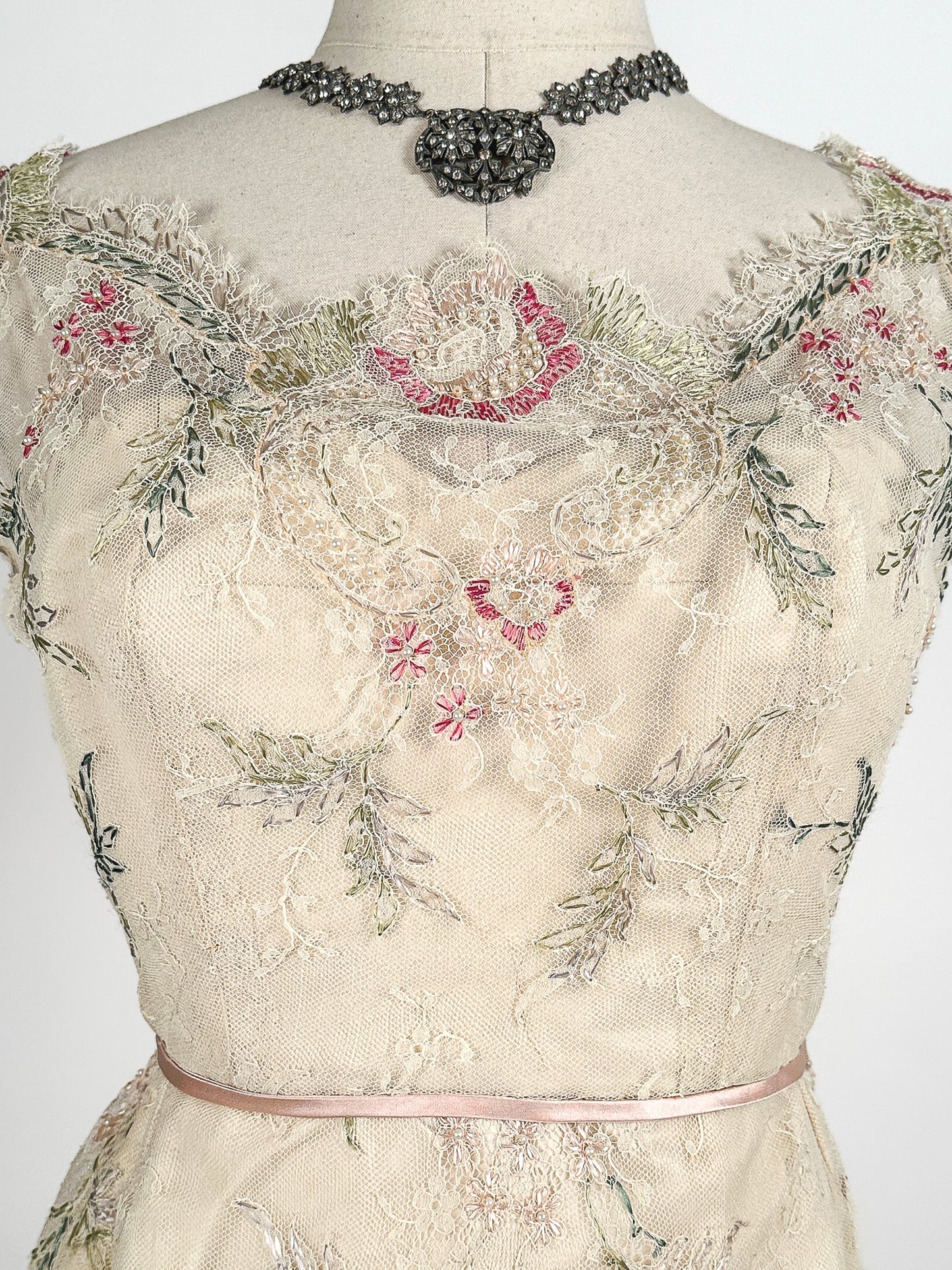 50-60s Embroidered Cream Chantilly Lace Gown / Waist 28