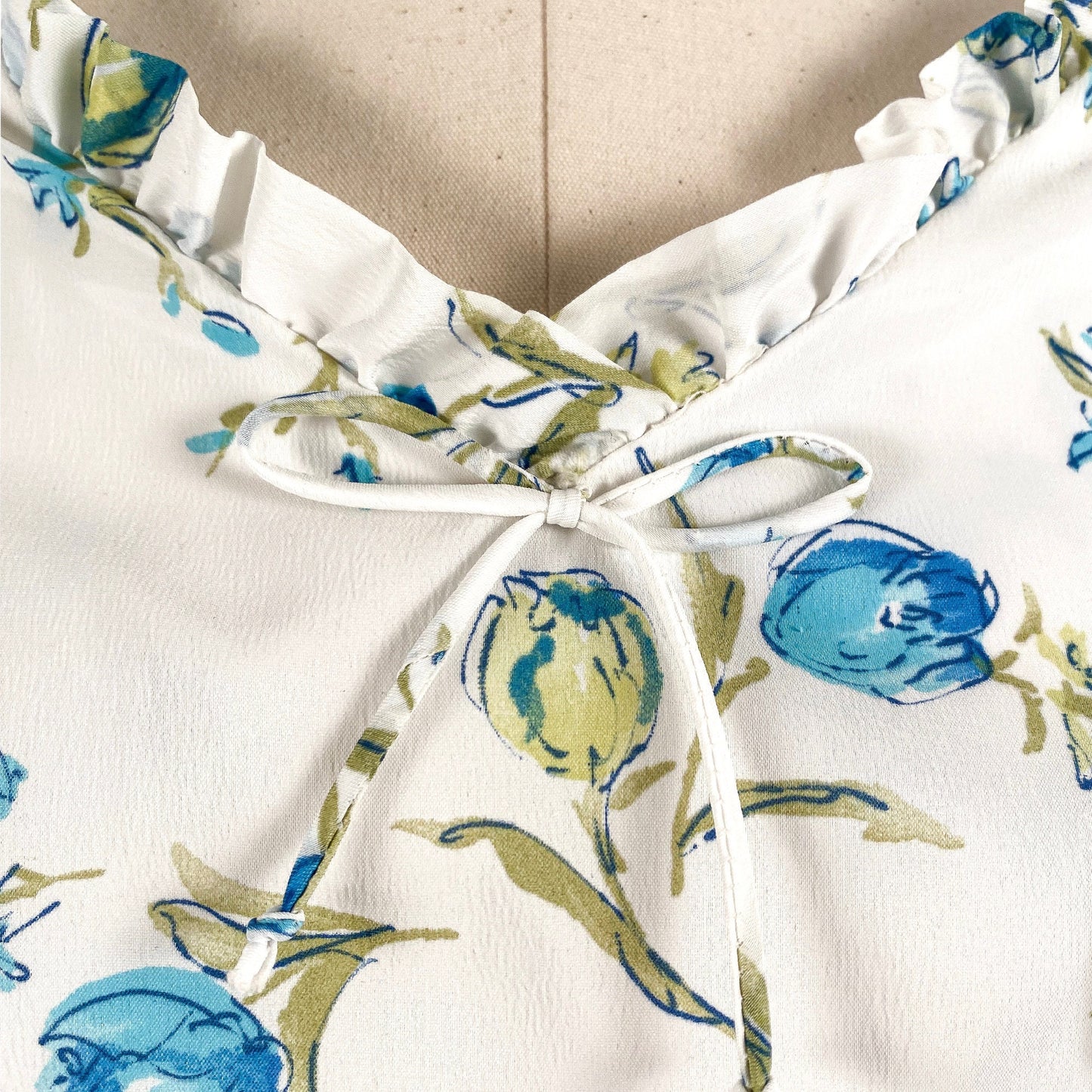 1950s White Tulip Fit and Flare / Waist 26