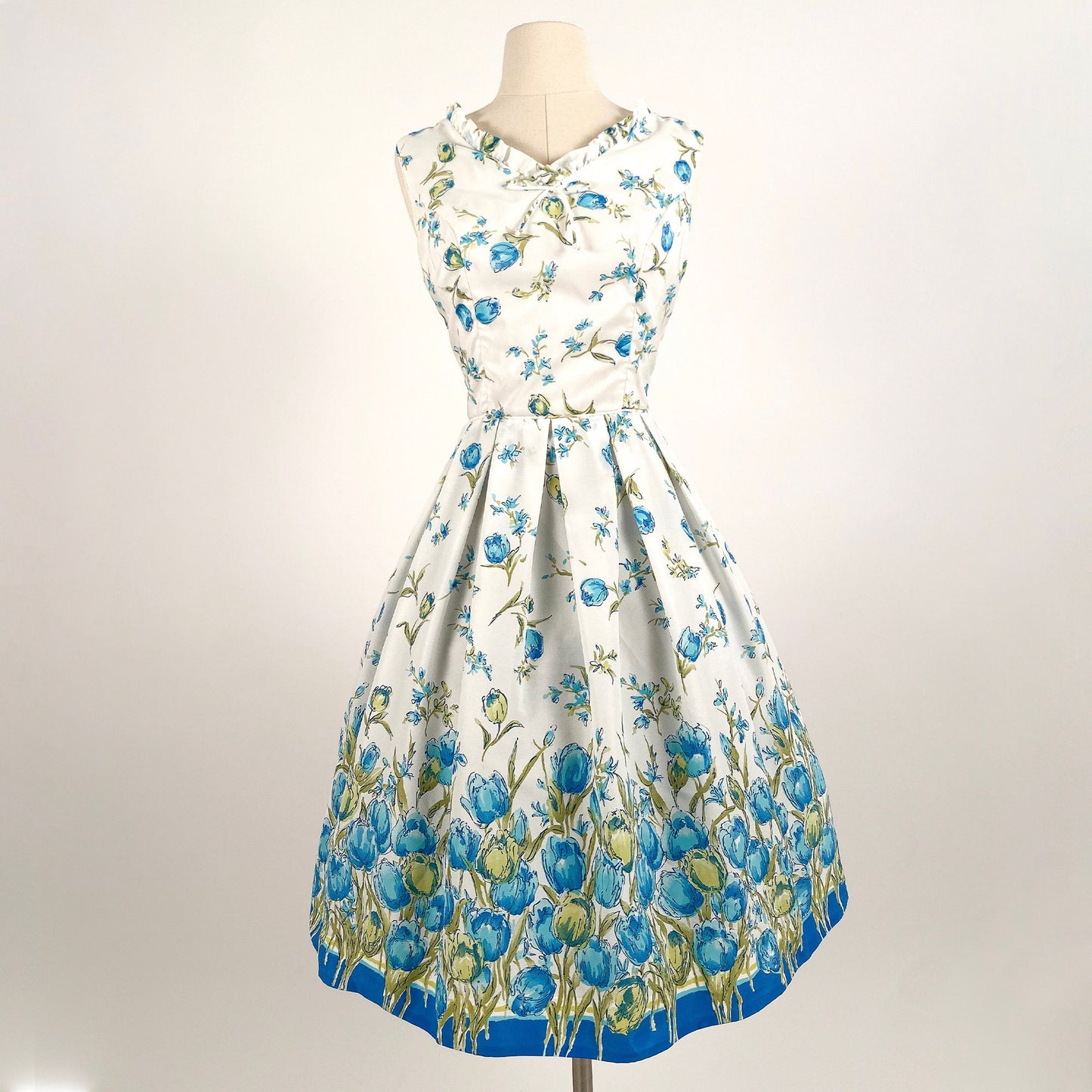 1950s White Tulip Fit and Flare / Waist 26